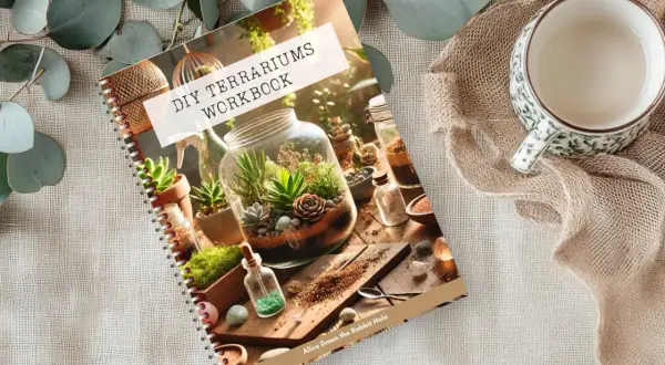 Okładka książki "DIY Terrariums Workbook" z widokiem na szklane naczynia z roślinami i akcesoriami do tworzenia terrariów.