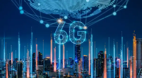 Światowa sieć 6G nad miastem, łącząca drapacze chmur neonowymi liniami.