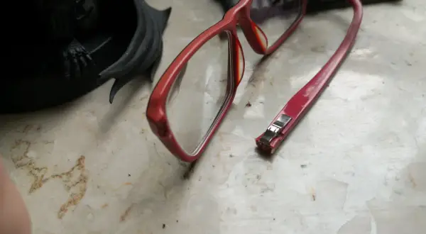 Jak skleić oprawki okularów? Napraw je sam! Poradnik DIY