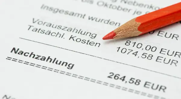 Roter Bleistift auf Nebenkostenabrechnung. Eine falsche NebenKostenabrechnung ist strafbar. Die Nachzahlung beträgt 264,58 EUR.