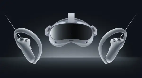 Pico 4 Test: VR-Headset mit zwei Controllern in schwebender Darstellung vor dunklem Hintergrund.