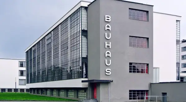 Bauhaus, przykład modernizmu co to. Szklana fasada i proste formy budynku.
