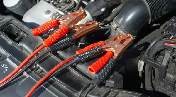 Pinzas de arranque conectadas al motor. Averigua cuanto tarda en cargar una bateria de coche.