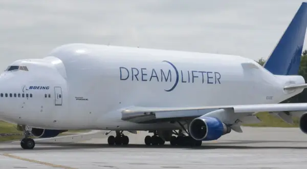 Der Boeing 747 Dreamlifter, ein riesiges Frachtflugzeug, rollt auf dem Rollfeld.