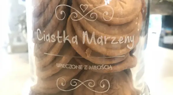 Słoik pełen ciastek "Marzeny", idealnych do stemplowania. Przepis na nie jest pilnie strzeżoną tajemnicą.