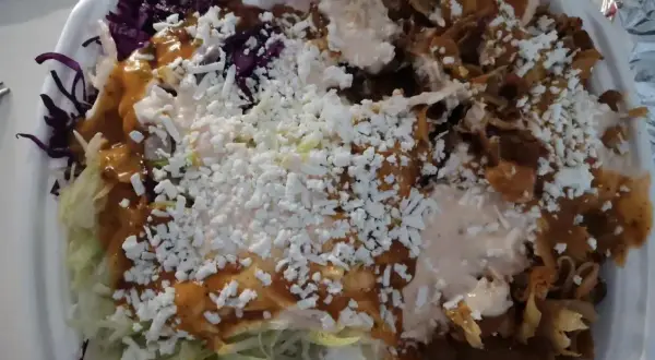 Pudełko z kebabem, sałatką, serem i sosami. Pyszne danie, ale warto sprawdzić kebab box kcal przed zjedzeniem.
