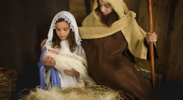 Strój Maryi na jasełka: Zrób to łatwo i szybko! Poradnik DIY