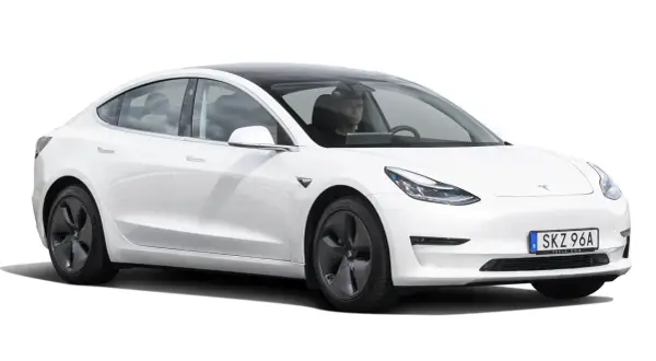 Vit Tesla Model 3 begagnad med förare. En elegant elbil redo för nya äventyr på svenska vägar.