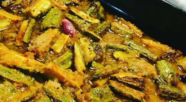 Zucchine in carpione, un piatto saporito e colorato, con pezzi di zucchine dorati e immersi in una marinatura aromatica.