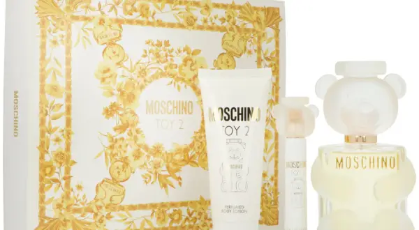 Zestaw Moschino Toy 2: perfumy w kształcie misia, balsam do ciała i atomizer. Złote zdobienia na opakowaniu.