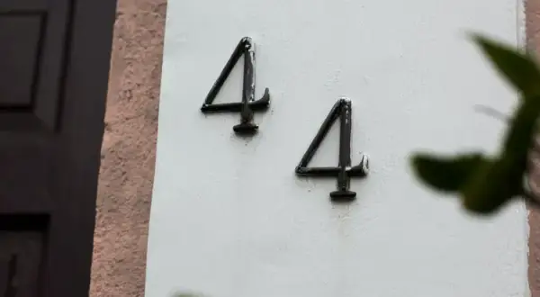 Prześladuje mnie liczba 44: Co oznacza ta tajemnicza liczba?