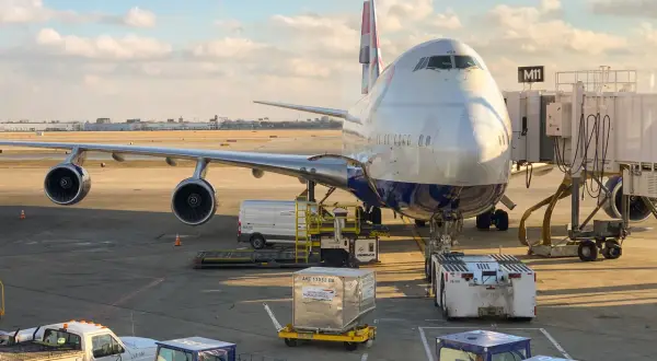 Gros avion British Airways à quai, prêt pour le chargement. Pensez au tarif transport chien Nouvelle-Calédonie pour votre compagnon.