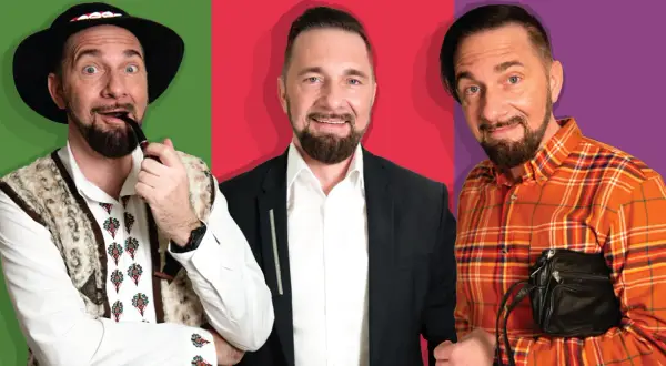 Trzech mężczyzn, w tym Robert Korólczyk w stroju ludowym z fajką, w garniturze i w kratę, gotowi na stand-up.