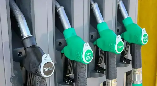 Pompe di benzina con ugelli per Diesel, Super E10, Super e Super Plus. Attenzione: non si può fare benzina con il motore acceso.