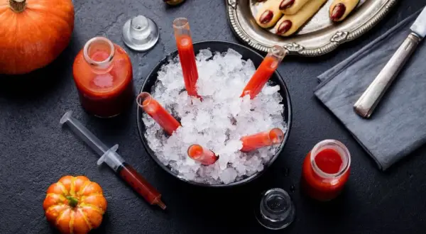 Sztuczna krew DIY: tanie i bezpieczne przepisy na makijaż Halloweenowy