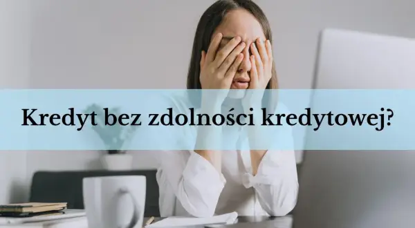 Kobieta z rękami na twarzy, zestresowana problemem trudne kredyty bez zdolności kredytowej.