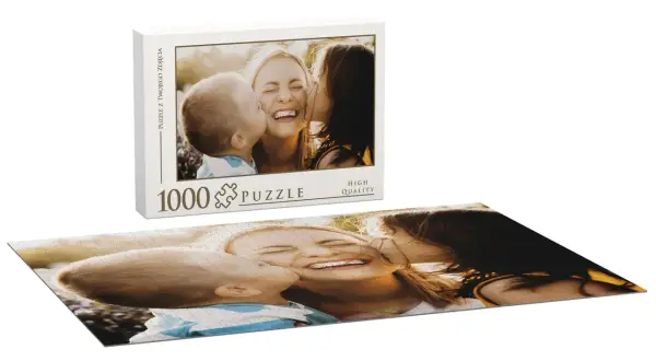 Jak zrobić puzzle ze zdjęcia? Zobacz pudełko z napisem "Puzzle z Twojego zdjęcia" i ułożone obok 1000-elementowe puzzle z uśmiechniętą mamą i dziećmi.