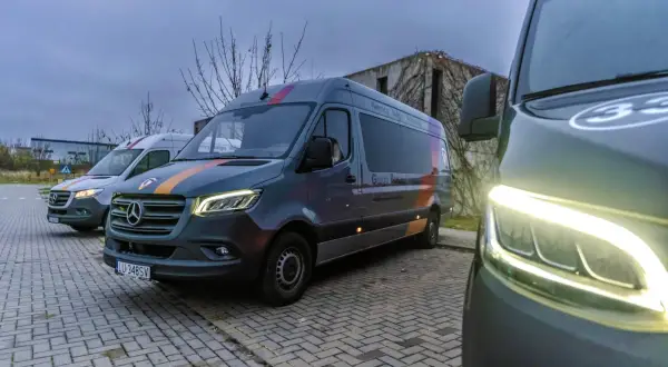 Busy Kraków, Holandia. Kilka busów firmy Grego Bus stoi na parkingu.