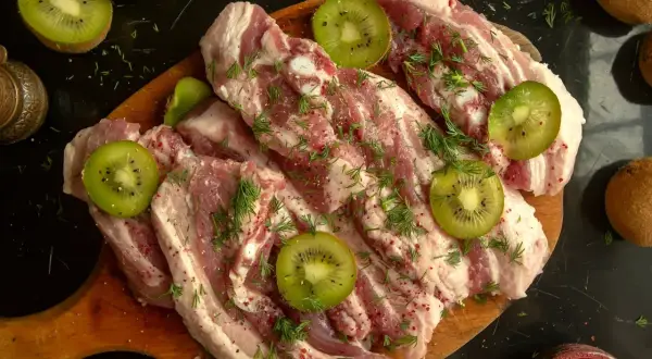 Kiwi, ananas: Czas marynowania mięsa. Uniknij papki!