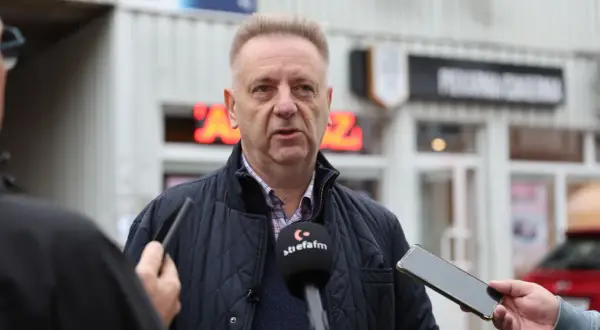Mężczyzna udziela wywiadu, trzymając w ręku telefon. Może to być pomocne przy pisaniu odwołania do spółdzielni mieszkaniowej.