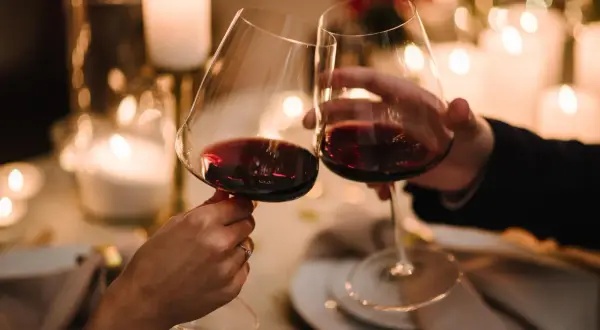 Alkohol po zabiegu laserowym? Kiedy można pić i dlaczego?