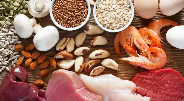 Mat rik på selen, som nötter, fisk, ägg och kött, kan förebygga selen brist symtom.