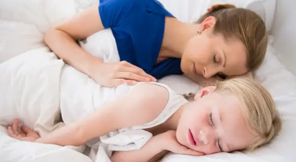 Do jakiego wieku dziecko śpi z rodzicami? Kluczowe informacje i porady