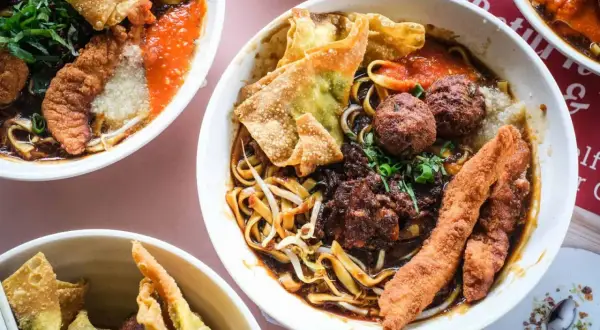 Bogactwo smaków kuchni chińskiej: makaron z mięsem, klopsikami, chrupiącymi wontonami i pikantnym sosem.