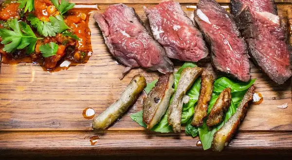 Perfekt grillad tomahawk med en smakrik tomatsalsa och krispiga tillbehör. En festmåltid för köttälskare!