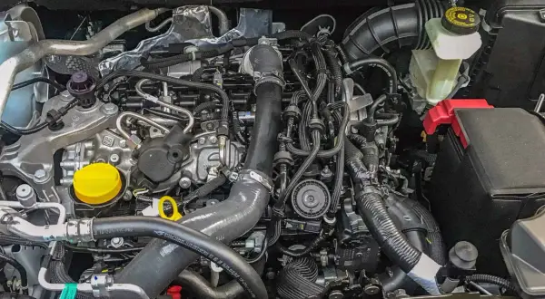Silnik 1.3 tce z widocznymi przewodami, turbosprężarką i zbiorniczkiem płynu.