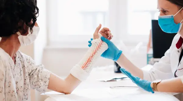 Czy gips jest szkodliwy? Odkryj ryzyka i bezpieczne alternatywy