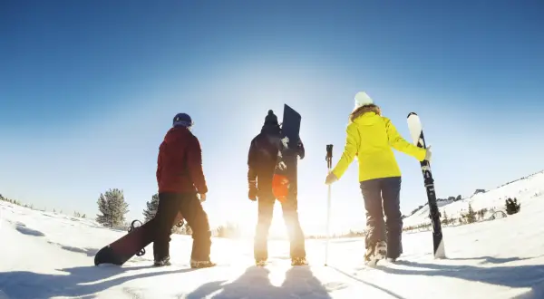 Narty czy snowboard kolana: Który sport jest mniej ryzykowny dla stawów?