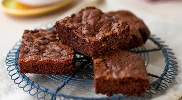 Saftige Bananen Brownies auf einem Drahtgitter, bereit zum Genießen.