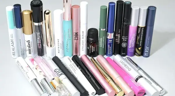 Ranking odżywek do rzęs: różnorodne opakowania serum i odżywek do pielęgnacji rzęs, od klasycznych czarnych po kolorowe.