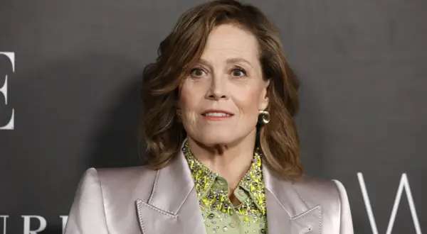 Sigourney Weaver, ikona kina, w eleganckim stroju. Jej niezapomniane role w filmach na zawsze zapisały się w historii.