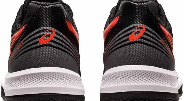Scarpe da padel Asics Gel Padel Pro 5 nere con dettagli rossi. Perfette per dominare il campo.