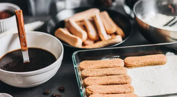 Preparando tiramisú: bizcochos de soletilla, café y la crema de mascarpone, ingrediente clave.