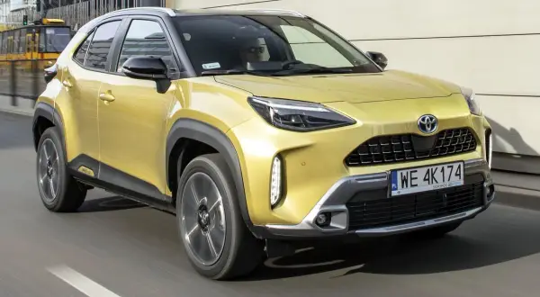 Złoty Toyota Yaris Cross w ruchu miejskim. Czy jego wady są widoczne na pierwszy rzut oka?