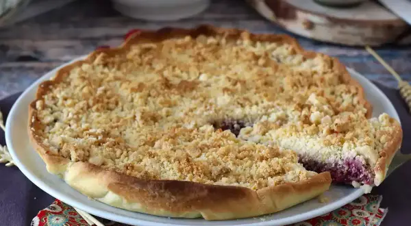 En härlig smulpaj med bärfyllning och gyllene smuldeg. Perfekt för ett enkelt smuldeg recept.