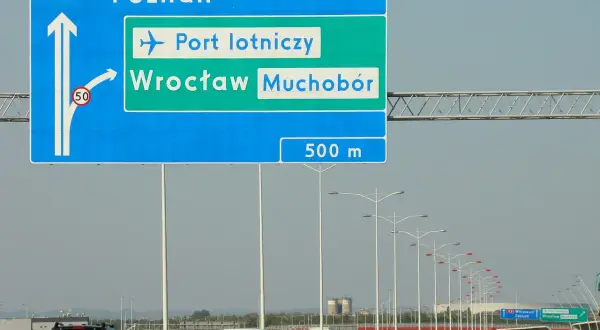 Znak drogowy A8: jak dojechać na lotnisko we Wrocławiu z dworca PKP? Kierunek Port lotniczy Wrocław Muchobór.