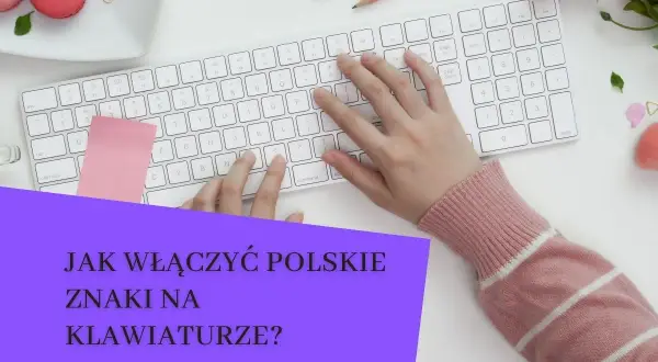 Dłonie na klawiaturze, przygotowujące się do pisania. Jak włączyć polskie znaki na klawiaturze?