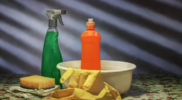 Środki czystości i rękawice gumowe do plastiku, by dowiedzieć się, jak usunąć klej po naklejce z plastiku.