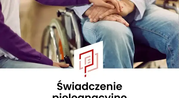 Dłoń młodej osoby obejmuje dłoń starszego mężczyzny na wózku. To świadczenie pielęgnacyjne dla seniora, symbol troski i wsparcia.