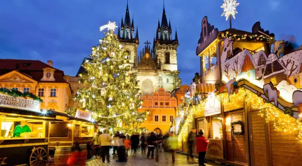 Magiczny praski jarmark bożonarodzeniowy. Rozświetlona choinka, stragany z przysmakami i tłumy ludzi tworzą niepowtarzalną atmosferę.