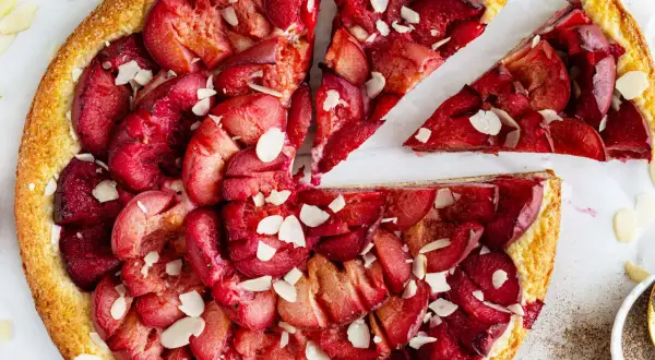 Ein schneller Pflaumenkuchen mit Quark, belegt mit saftigen Pflaumen und Mandelsplittern. Perfekt für den Kaffeetisch!