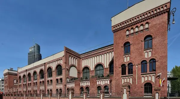 Muzeum Powstania Warszawskiego w ceglanej kamienicy. Warto zaplanować kilka godzin, by w pełni poznać jego historię.