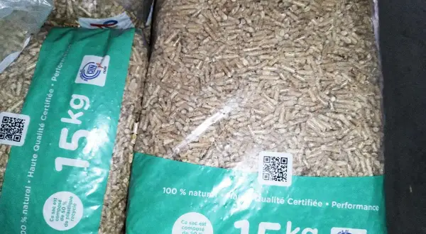 Sacs de pellets de bois de 15kg, 100% naturels et certifiés. On espère que le prix des pellets va baisser pour l'hiver.