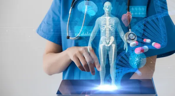 Medyk analizuje cyfrowy model ludzkiego ciała, serca i mózgu. W tle widać spiralę DNA i kapsułki, sugerujące zaawansowaną diagnostykę, jak scyntygrafia.