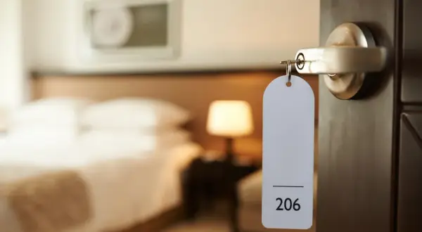 Czy osoba niepełnoletnia może wynająć pokój w hotelu? Sprawdź zasady