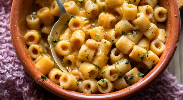 Una ciotola di pasta e fagioli in scatola cremosa, un piatto confortante e saporito, pronto per essere gustato.